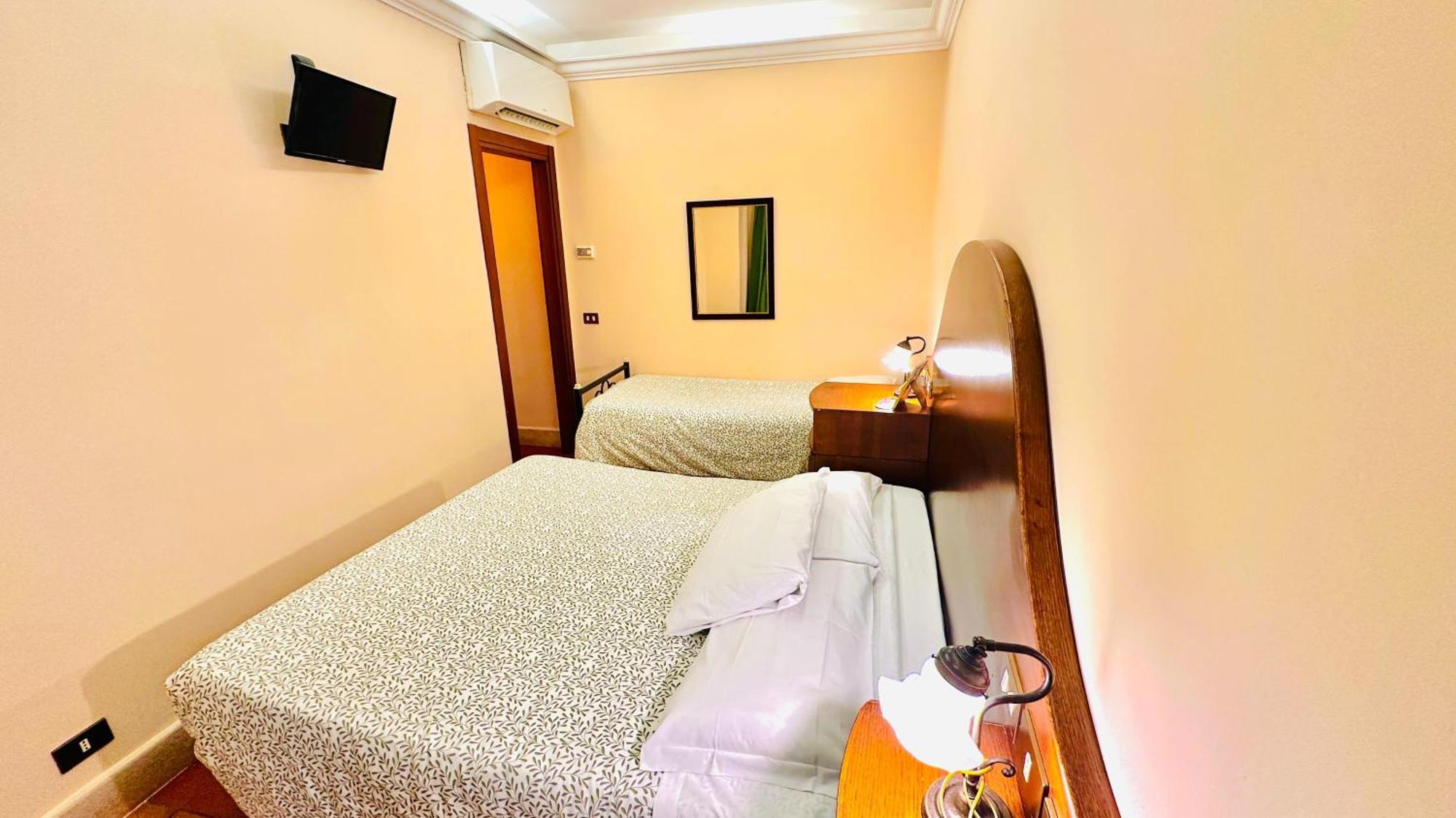 Hotel 4 Coronati ローマ エクステリア 写真