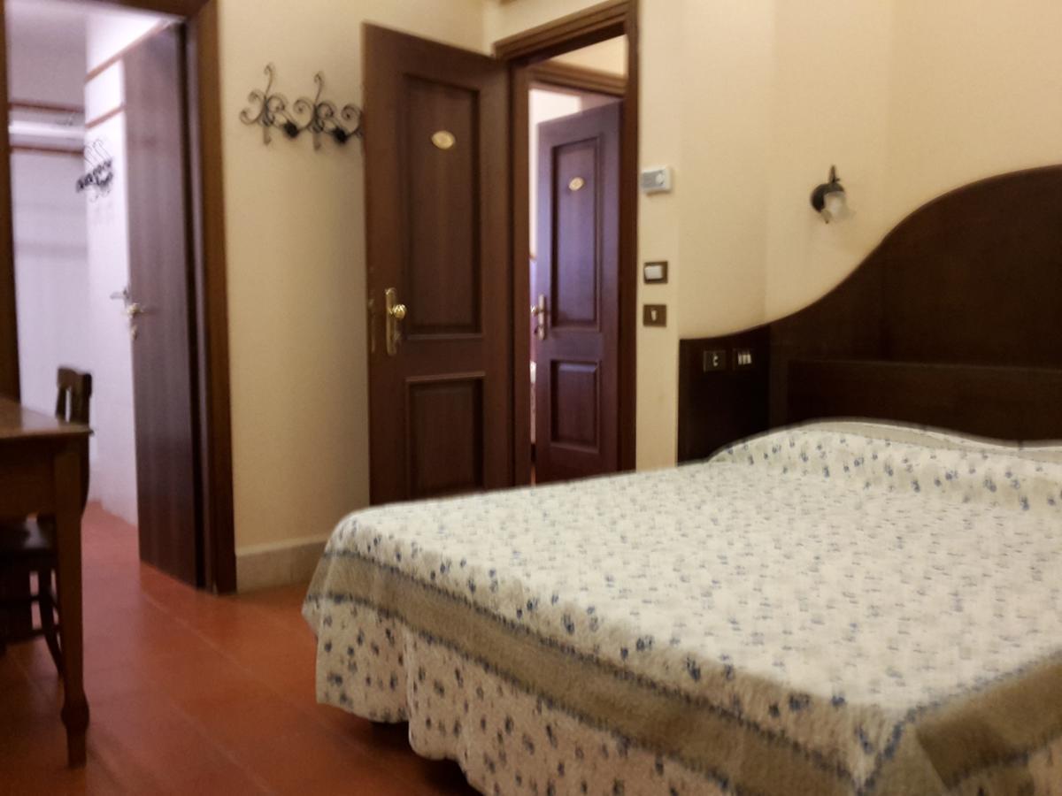 Hotel 4 Coronati ローマ エクステリア 写真